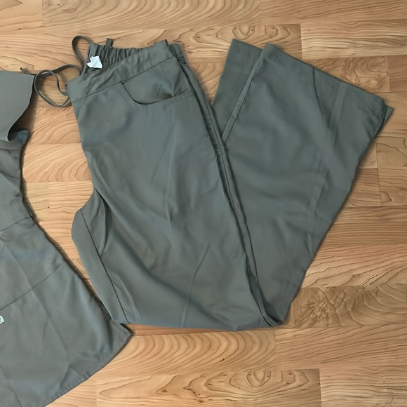 *SET* Greys Anatomy by Barco Scrub Top and Bottom - Picture 4 of 9